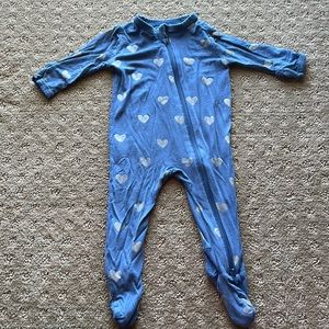 Kyte Baby Zippered Footie in Steel Hearts